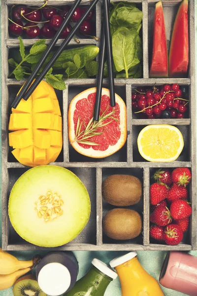 Свежие соки или смузи с фруктами и овощами в деревянном т — стоковое фото