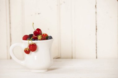 Karışık meyveli bir fincan