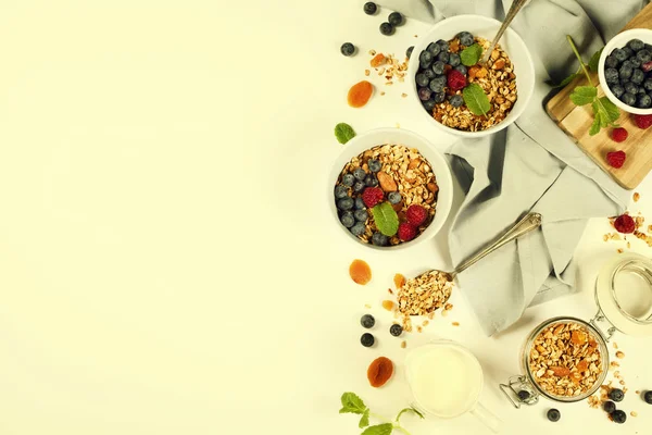 Egészséges reggeli - házi granola, a méz, a tej és a bogyók — Stock Fotó