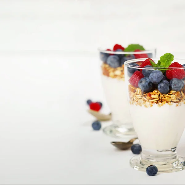 Parfait de iogurte preparado na hora com frutas frescas e hortelã — Fotografia de Stock