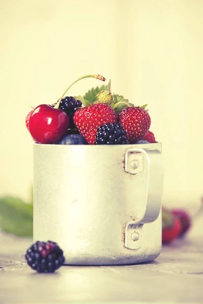 素朴なマグカップの果実 — ストック写真