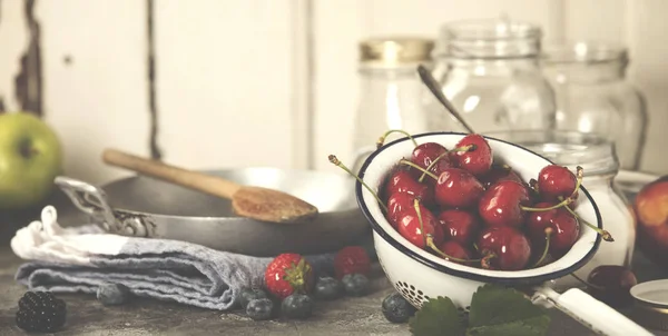 Zutaten für die Herstellung von Beerenmarmelade — Stockfoto