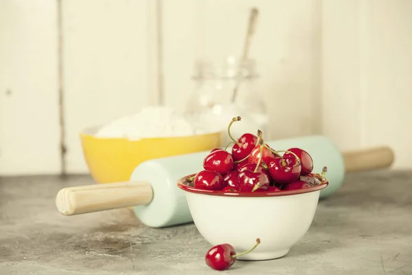 混合的浆果，烘焙配料和器皿 — 图库照片