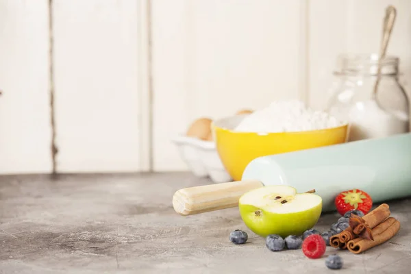 Gemengde bessen, bakken ingrediënten en gebruiksvoorwerpen — Stockfoto