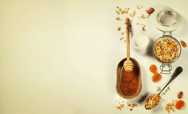 Desayuno saludable - Granola casera, miel y leche —  Fotos de Stock