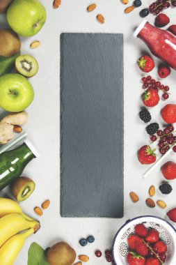 Yeşil ve kırmızı taze meyve suları veya smoothies