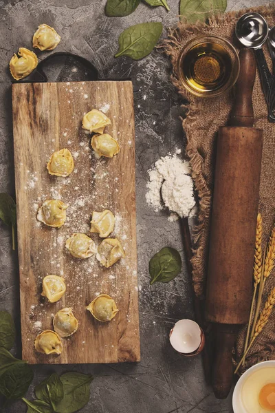 Vista dall'alto sui ravioli di pasta fatti in casa — Foto Stock