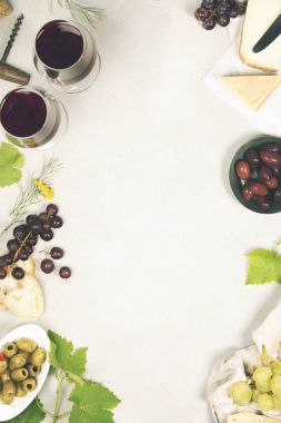 Şarap ve snack ayarlayın. Gri mermer arka plan, üstten görünüm, kopya alanı