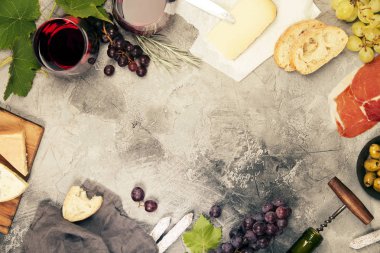 Şarap ve snack ayarlayın. Gri mermer arka plan, üstten görünüm, kopya alanı