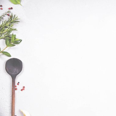 Zeytinyağı, balsamik sirke, karabiber ve otlar