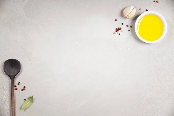 Olio d'oliva, aceto balsamico, pepe ed erbe aromatiche — Foto Stock