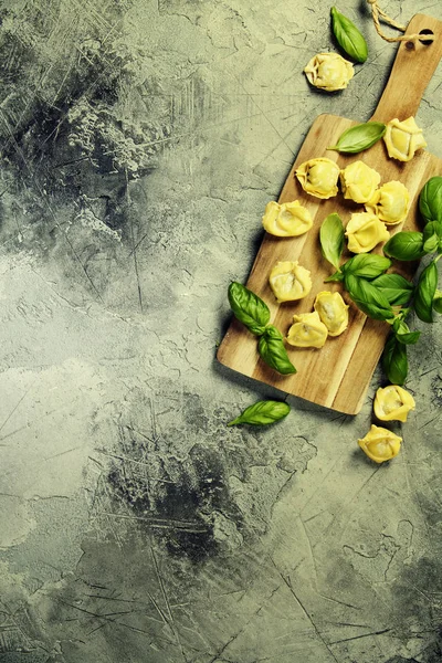 Vue du dessus sur les pâtes maison ravioli — Photo