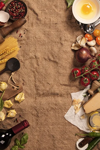 Italian food background. Burlap background with space for text — Stock Photo, Image