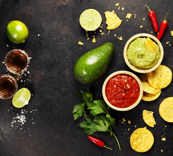 Yeşil ev yapımı Guacamole Tortilla cips, Salsa ve tekila ile — Stok fotoğraf