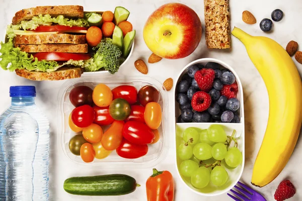 Terveellinen lounas laatikko voileipä ja tuoreita vihanneksia, pullo — kuvapankkivalokuva
