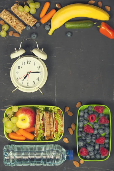 Panino, mela, uva, carota, bacca in scatole di plastica pranzo, al — Foto Stock