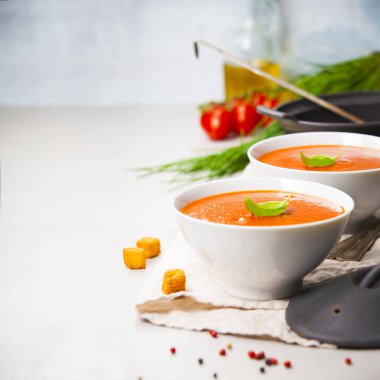 Ev yapımı domates çorbası (ya da gaspaço) beton arka plan üzerinde