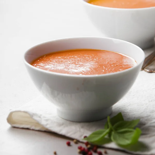 Hausgemachte Tomatensuppe (oder Gazpacho) über Betongrund — Stockfoto