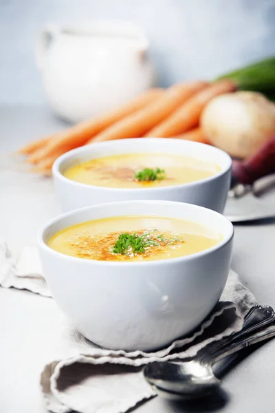 Gemüsecremesuppe in Schüssel vor grauem Betonhintergrund — Stockfoto