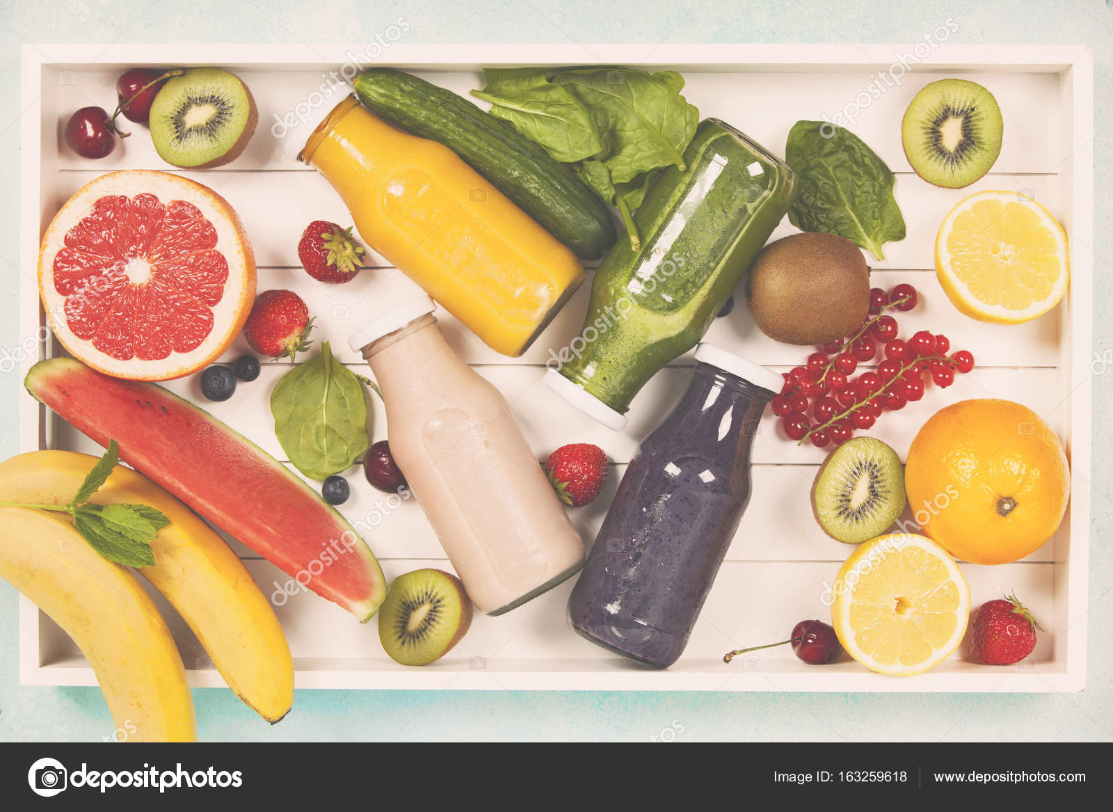 Frische Säfte oder Smoothies mit Obst und Gemüse in Gesunder Lifestylekonzept Saubere Lebensmittel Gesund Diät