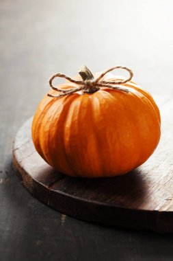 Rustik arka plan üzerinde kabaklar