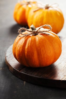 Rustik arka plan üzerinde kabaklar