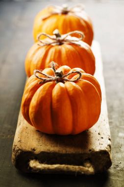 Rustik arka plan üzerinde kabaklar