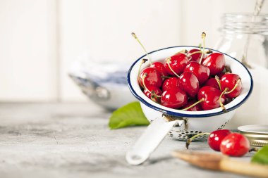 Tatlı kiraz reçeli için malzemeler 