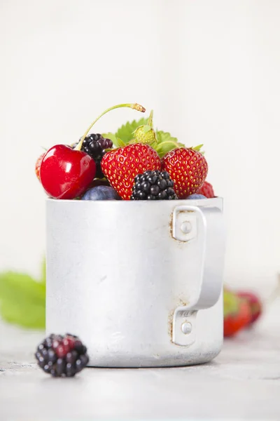 素朴なマグカップの果実 — ストック写真