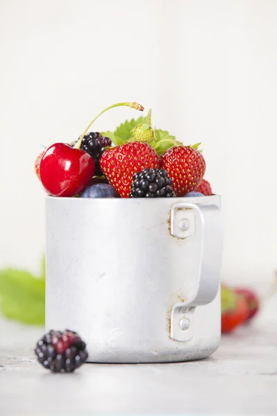 Beeren im rustikalen Becher — Stockfoto