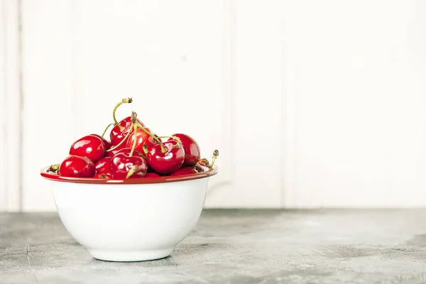Cerezas frescas en tazón —  Fotos de Stock