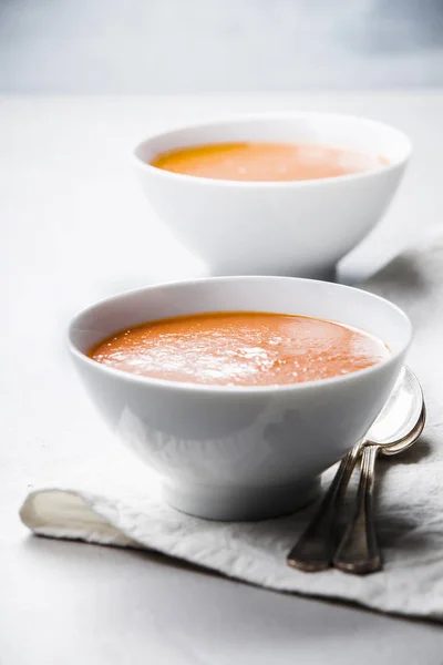 Domácí rajčatová polévka (nebo Gaspacho) konkrétní pozadí — Stock fotografie
