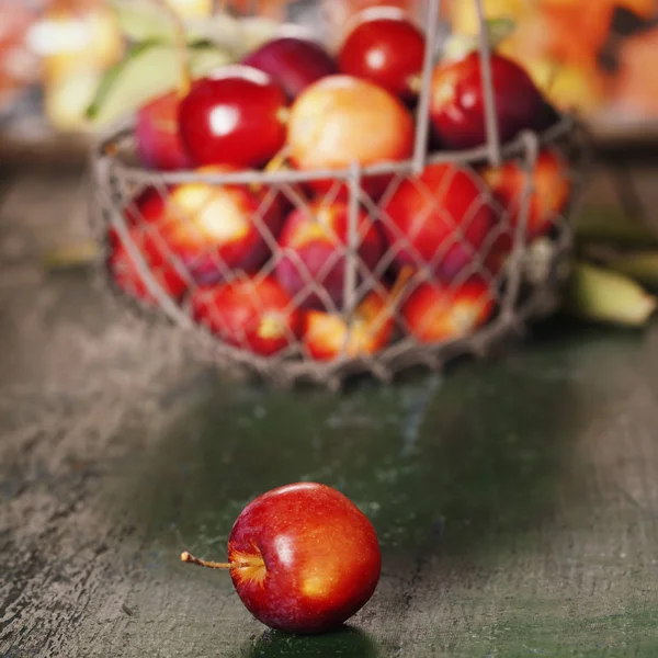 Manzanas en cesta —  Fotos de Stock