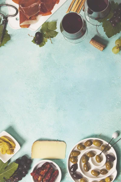 Wine and snack set on blue background — Stock Photo, Image