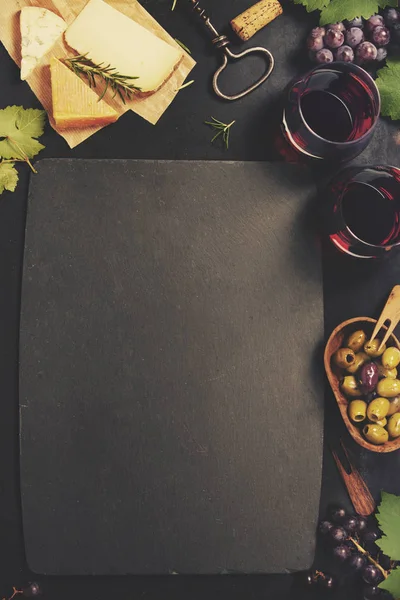 Conjunto de aperitivos de vinho: seleção de queijo francês, uvas e nozes — Fotografia de Stock