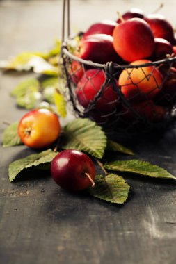 Rustik arka plan üzerinde elma