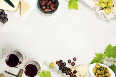 Şarap ve snack ayarlayın. Gri mermer arka plan, üstten görünüm, kopya alanı