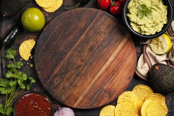 Chips nachos mexicanos com molho guacamole fresco caseiro e sal — Fotografia de Stock