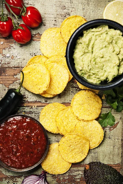 Mexikói nachos chips-sal és házi készítésű friss guacamole szósz — Stock Fotó