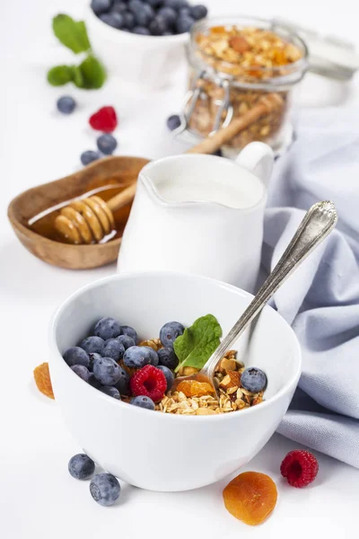 Colazione sana - Granola fatta in casa, miele, latte e bacche — Foto Stock