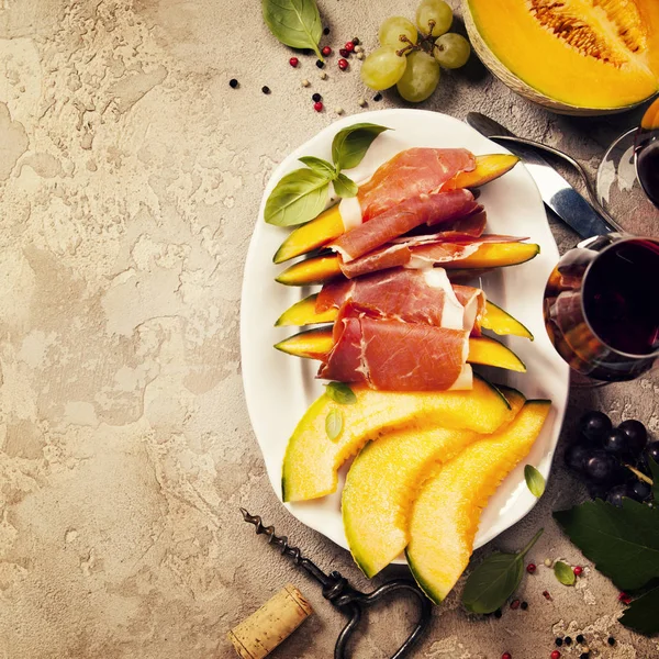 Skinka med cantaloupemelon. Italiensk antipasti mellanmål — Stockfoto