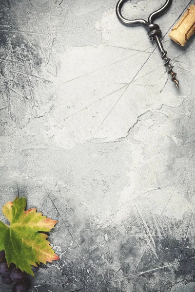 Eski bir mantar vida ve üzüm yaprağı üstten görünüm üzerinde gri beton ba — Stok fotoğraf
