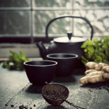 Rustik koyu arka plan üzerinde çay kompozisyon