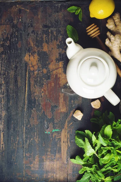 Teekomposition auf dunklem rustikalem Hintergrund — Stockfoto