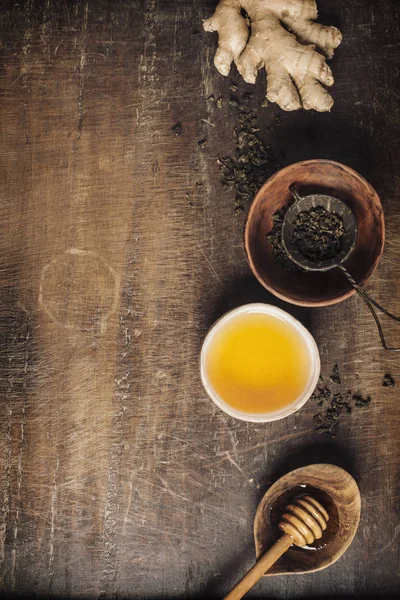 黑暗质朴背景下的茶叶成分 — 图库照片