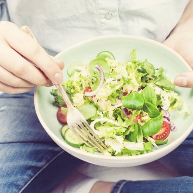 Kız tutarak taze salata