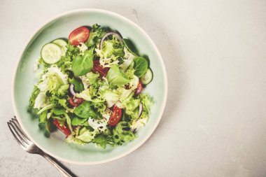 Taze sebze salatası.