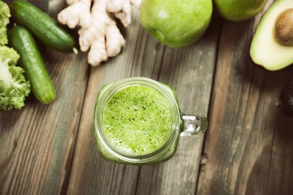 Green smoothie on rustic background — Stock Photo, Image