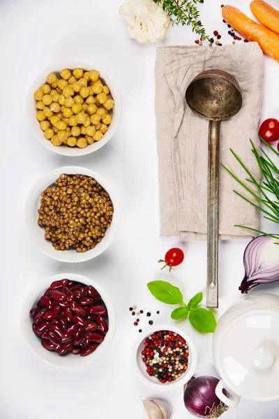 Färgglada ingredienser på vit bakgrund — Stockfoto