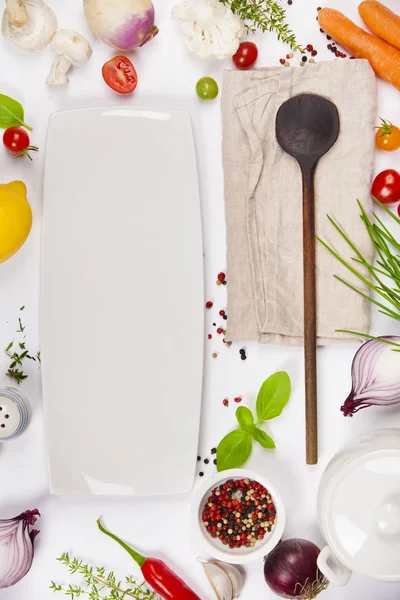 Coloridos ingredientes alimentarios sobre fondo blanco —  Fotos de Stock